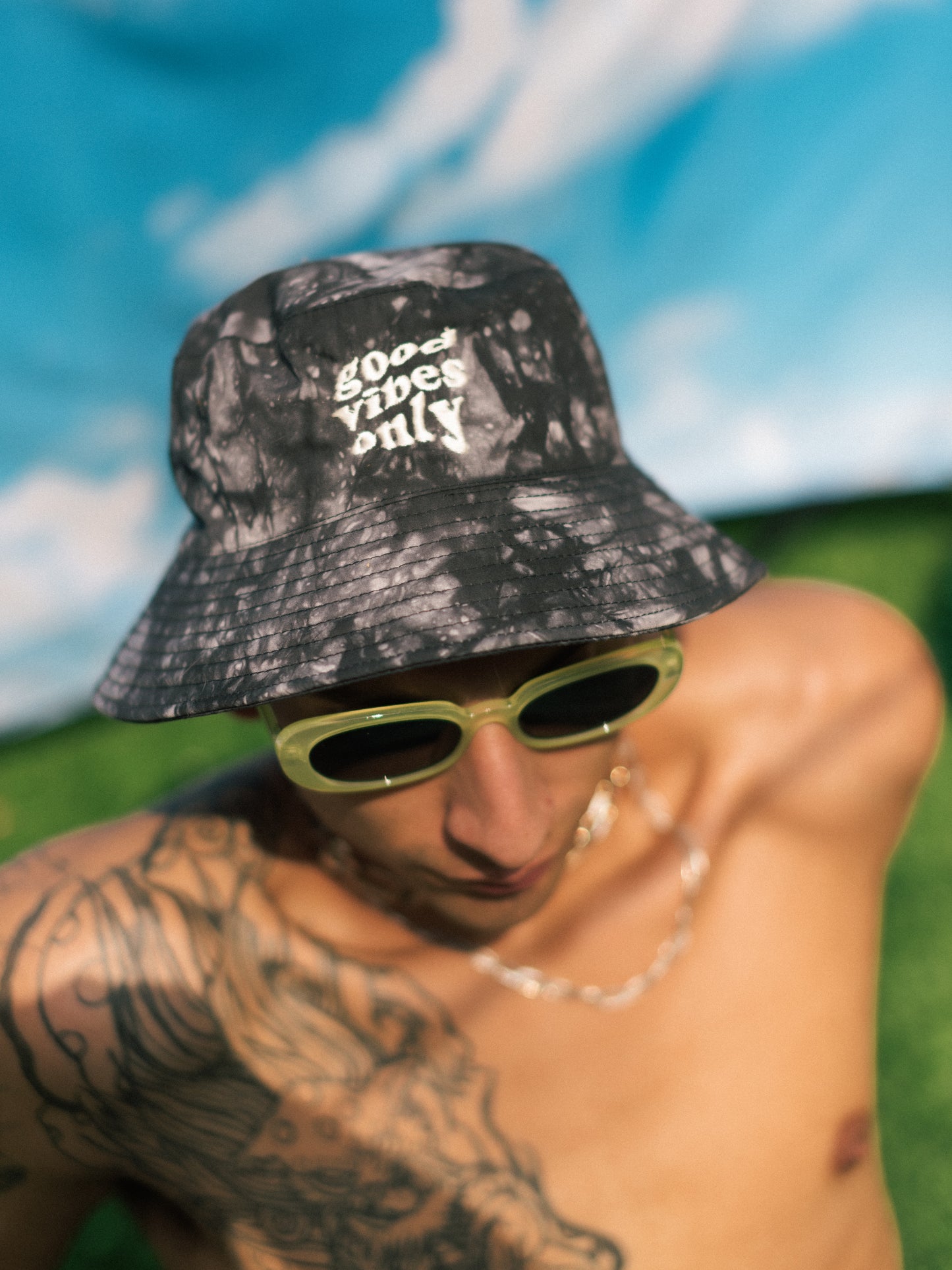Bucket Hat "Good Vibes Only" color tie dye negro