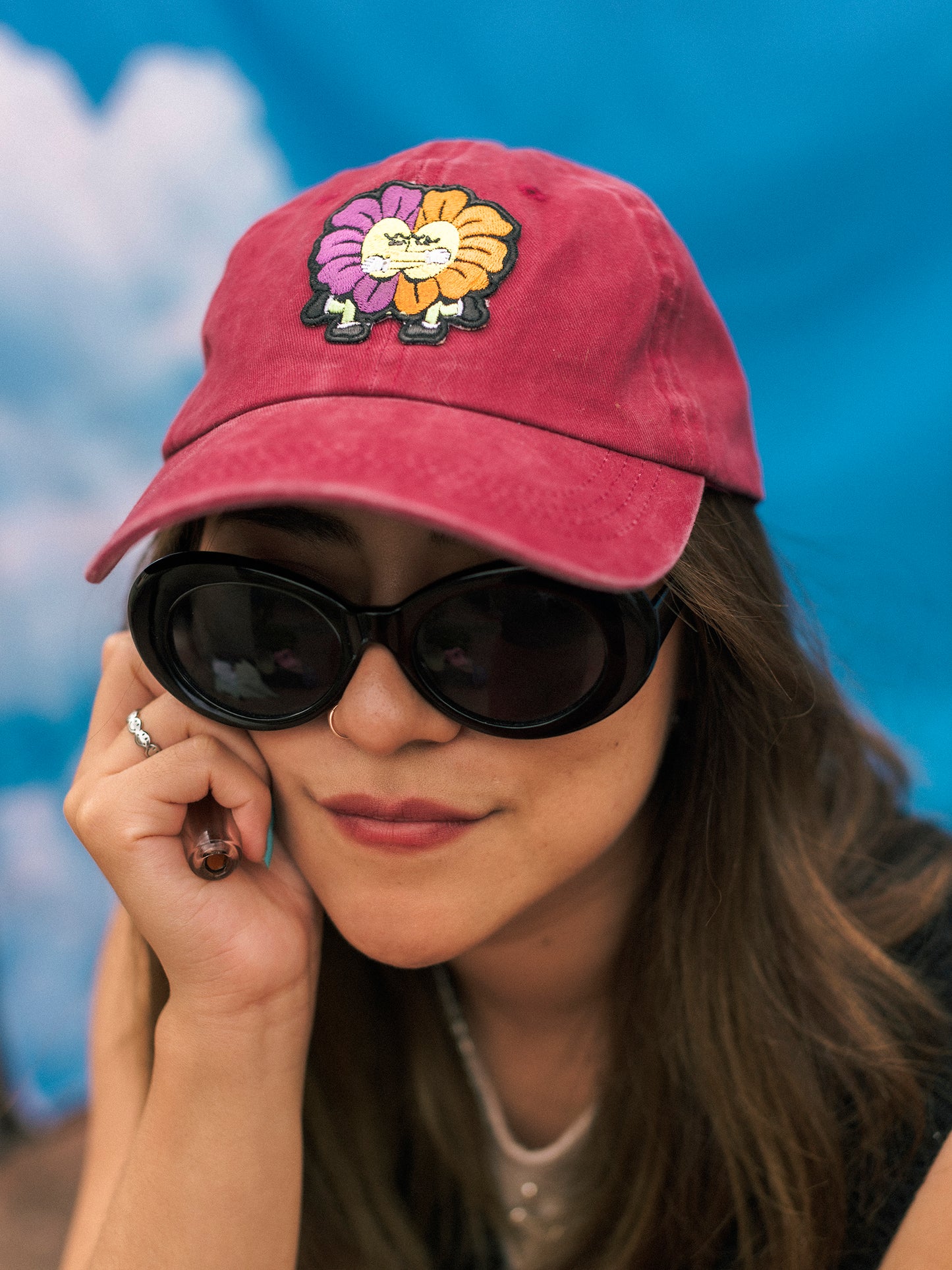 Gorra "Abrazo" Flores color Vino