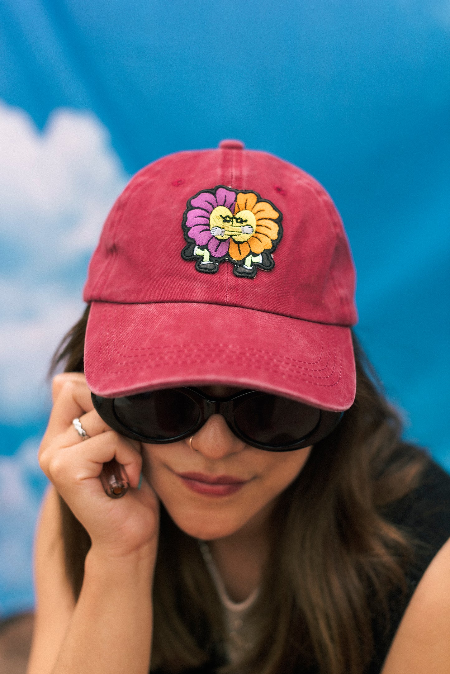 Gorra "Abrazo" Flores color Vino
