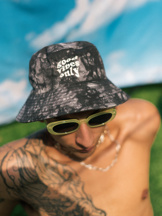 Bucket Hat "Good Vibes Only" color tie dye negro