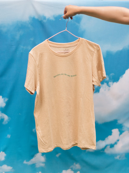 Playera "Shrooms are the New Flowers" color beige
